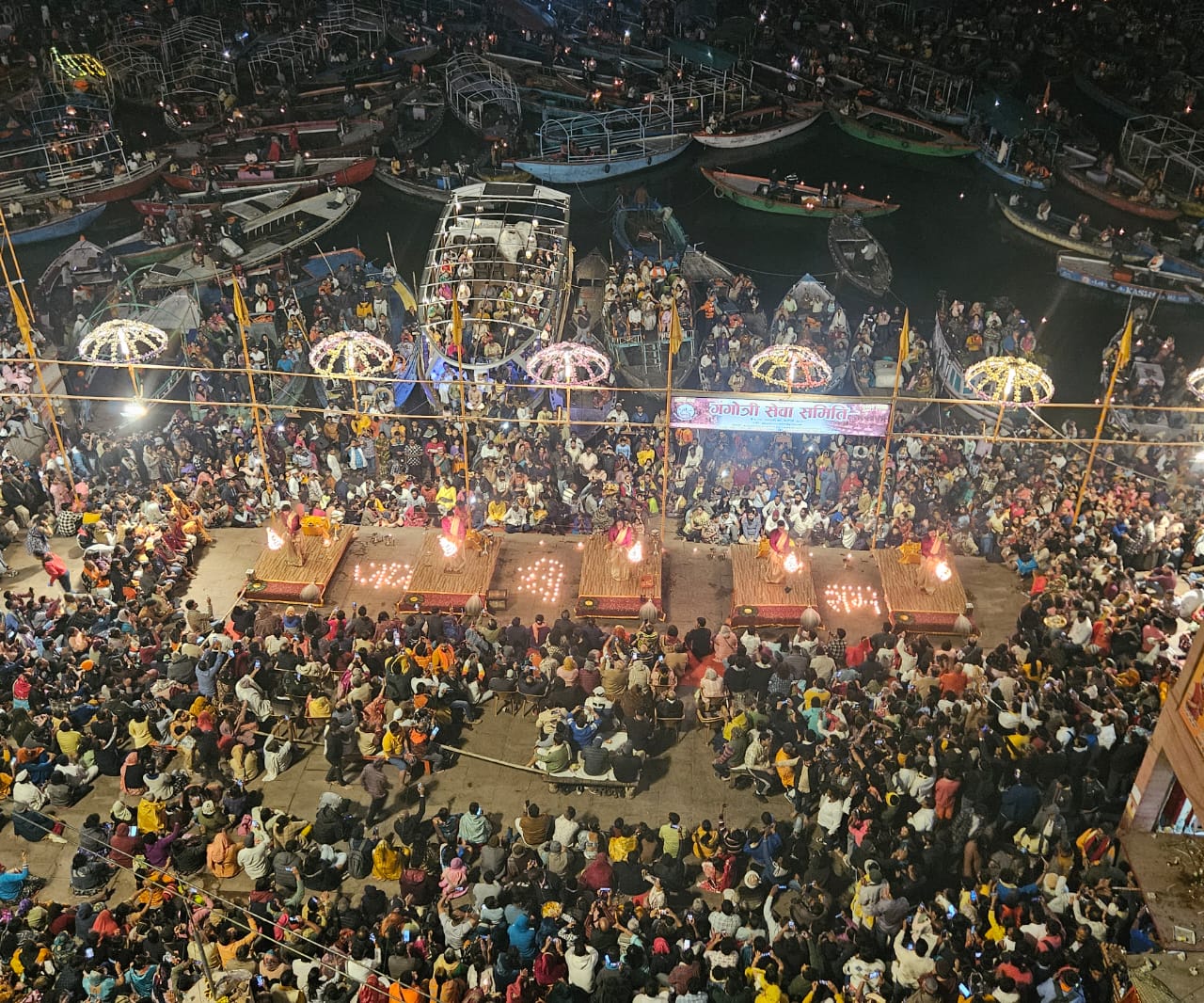 दशाश्वमेध घाट पर गंगोत्री सेवा समिति की गंगा आरती:फोटो बच्चा गुप्ता दशाश्वमेध घाट पर गंगोत्री सेवा समिति की गंगा आरती:फोटो बच्चा गुप्ता