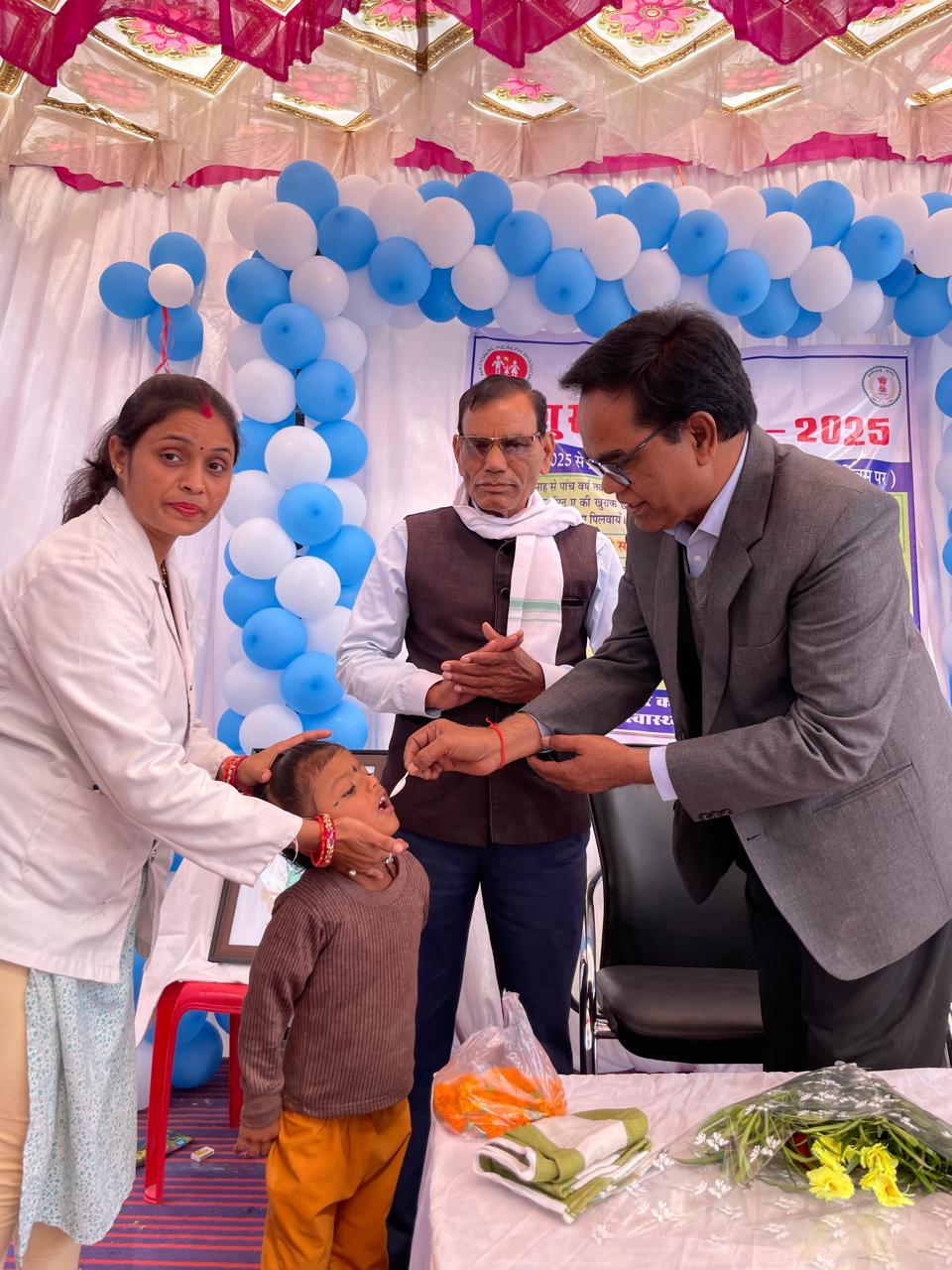 शिशु संरक्षण माह के तहत विटामिन ए की सिरप पिलाते हुए मुख्य चिकित्सा एवं स्वास्थ्य अधिकारी डा यूएल कौशिक। शिशु संरक्षण माह के तहत विटामिन ए की सिरप पिलाते हुए मुख्य चिकित्सा एवं स्वास्थ्य अधिकारी डा यूएल कौशिक।