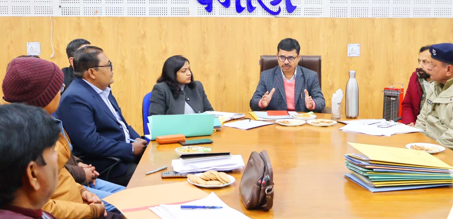 गोपेश्वर में व्यय प्रेक्षक निर्वाचन व्यय लेखा और जब्ती की समीक्षा करते हुए। गोपेश्वर में व्यय प्रेक्षक निर्वाचन व्यय लेखा और जब्ती की समीक्षा करते हुए।
