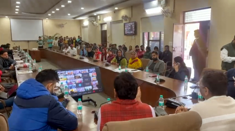 समाधान शिविर में नागरिकों की समस्याएं सुनते हुए एडिशनल कमिश्नर स्वप्लिन रविंद्रा पाटिल समाधान शिविर में नागरिकों की समस्याएं सुनते हुए एडिशनल कमिश्नर स्वप्लिन रविंद्रा पाटिल