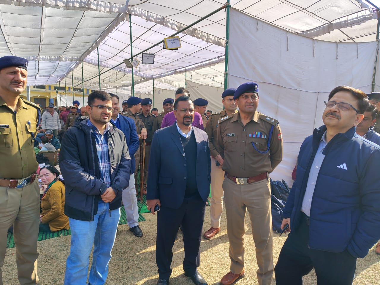 मतदान पार्टियों के बीच डीएम व एसएसपी मतदान पार्टियों के बीच डीएम व एसएसपी