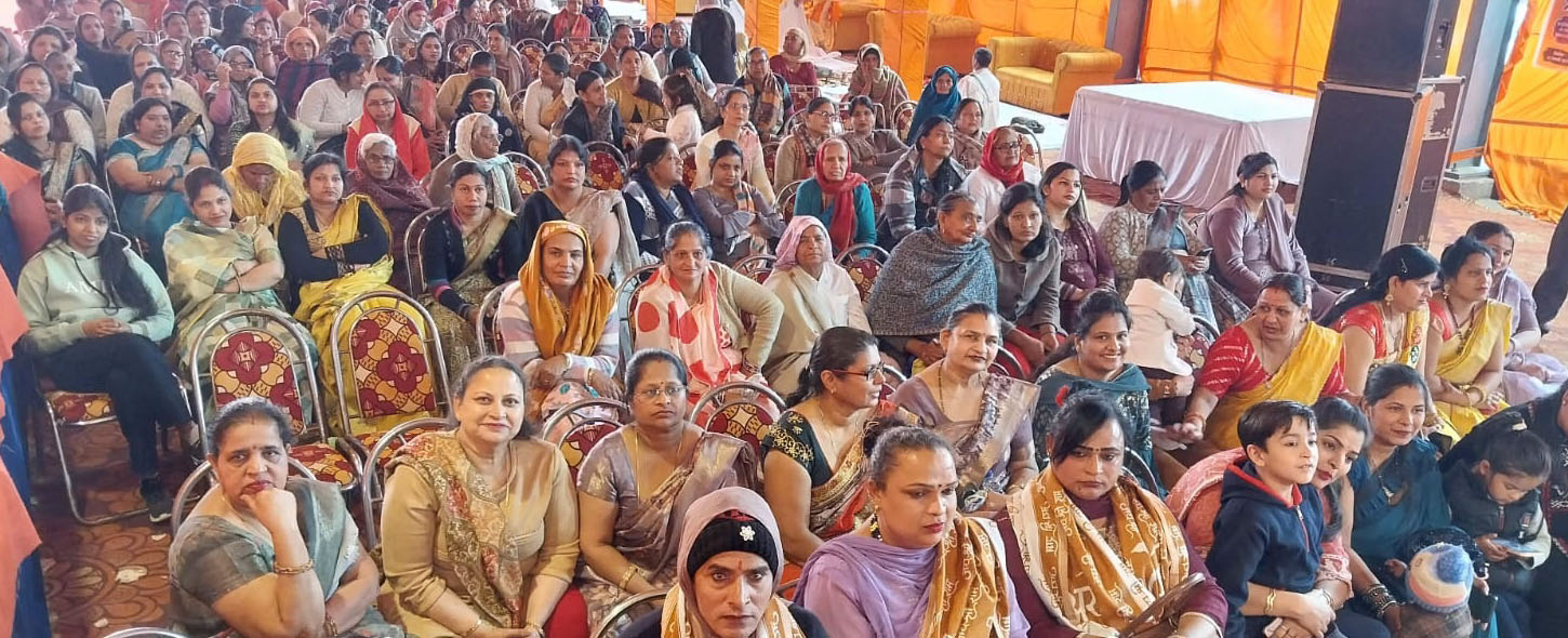 कार्यक्रम में पहुंची महिलएं।