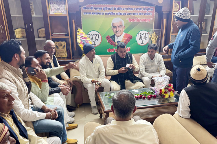 22 Snp-7 सोनीपत:सरपंचों की समस्याओं को सुनते हुए प्रदीप सांगवान। 22 Snp-7 सोनीपत:सरपंचों की समस्याओं को सुनते हुए प्रदीप सांगवान।