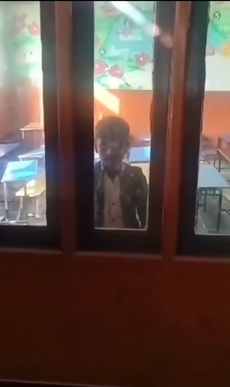 कमरे में बंद बच्चा। कमरे में बंद बच्चा।
