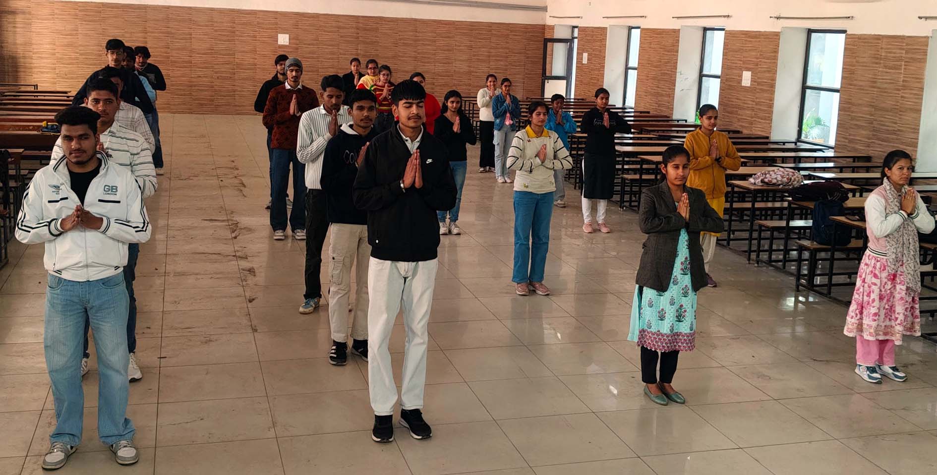 सूर्य नमस्कार में भाग लेते विद्यार्थी। सूर्य नमस्कार में भाग लेते विद्यार्थी।