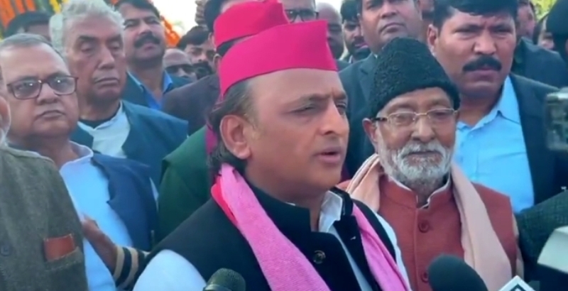 माल्यार्पण के बाद मीडिया से बातचीत करते अखिलेश यादव (फोटो) माल्यार्पण के बाद मीडिया से बातचीत करते अखिलेश यादव (फोटो)