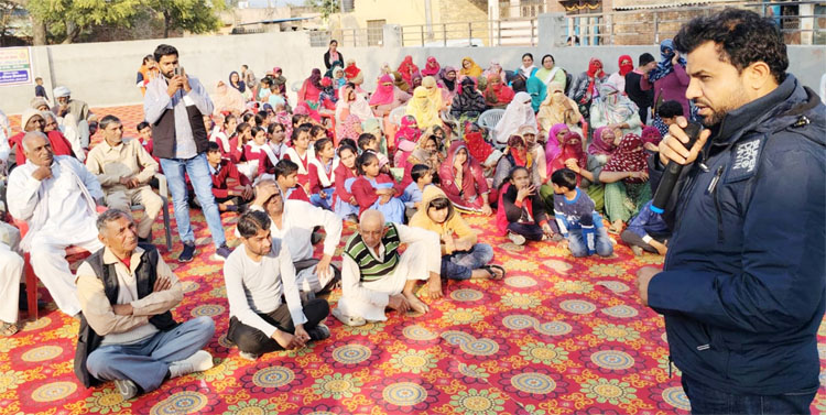 22 Snp-9 सोनीपत: गांव अगवानपुर पंचायत भवन में बुधवार को आयोजित ग्राम सभा में बतौर मुख्य अतिथि गन्नौर विधायक देवेंद्र कादियान 22 Snp-9 सोनीपत: गांव अगवानपुर पंचायत भवन में बुधवार को आयोजित ग्राम सभा में बतौर मुख्य अतिथि गन्नौर विधायक देवेंद्र कादियान