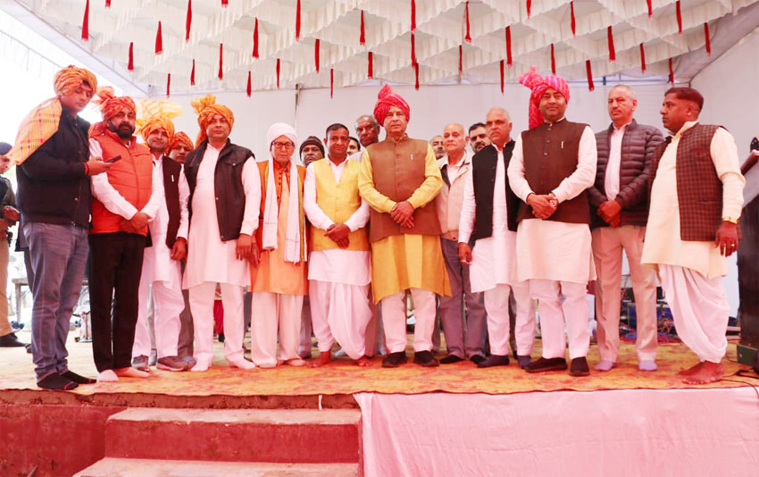 22 Snp-8 सोनीपत: सोनीपत के गांव जांटी कलां में सूर्यकवि पंडित लख्मीचंद की 124वीं जयंती समारोह भाजपा प्रदेश अध्यक्ष मोाहन लाल बडौली का सम्मान करते हुए आयोजक 22 Snp-8 सोनीपत: सोनीपत के गांव जांटी कलां में सूर्यकवि पंडित लख्मीचंद की 124वीं जयंती समारोह भाजपा प्रदेश अध्यक्ष मोाहन लाल बडौली का सम्मान करते हुए आयोजक