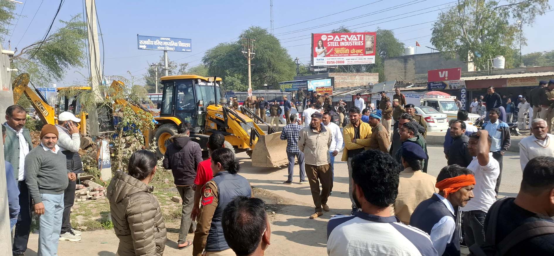 इस दौरान एकत्रित ग्रामीण व मौके पर तैनात पुलिस।