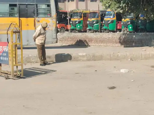बस स्टैंड परिसर में वह स्थान जहां ईंट मारकर की हत्या की गई। बस स्टैंड परिसर में वह स्थान जहां ईंट मारकर की हत्या की गई।