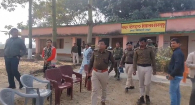 स्कूल पहुंची पुलिस स्कूल पहुंची पुलिस