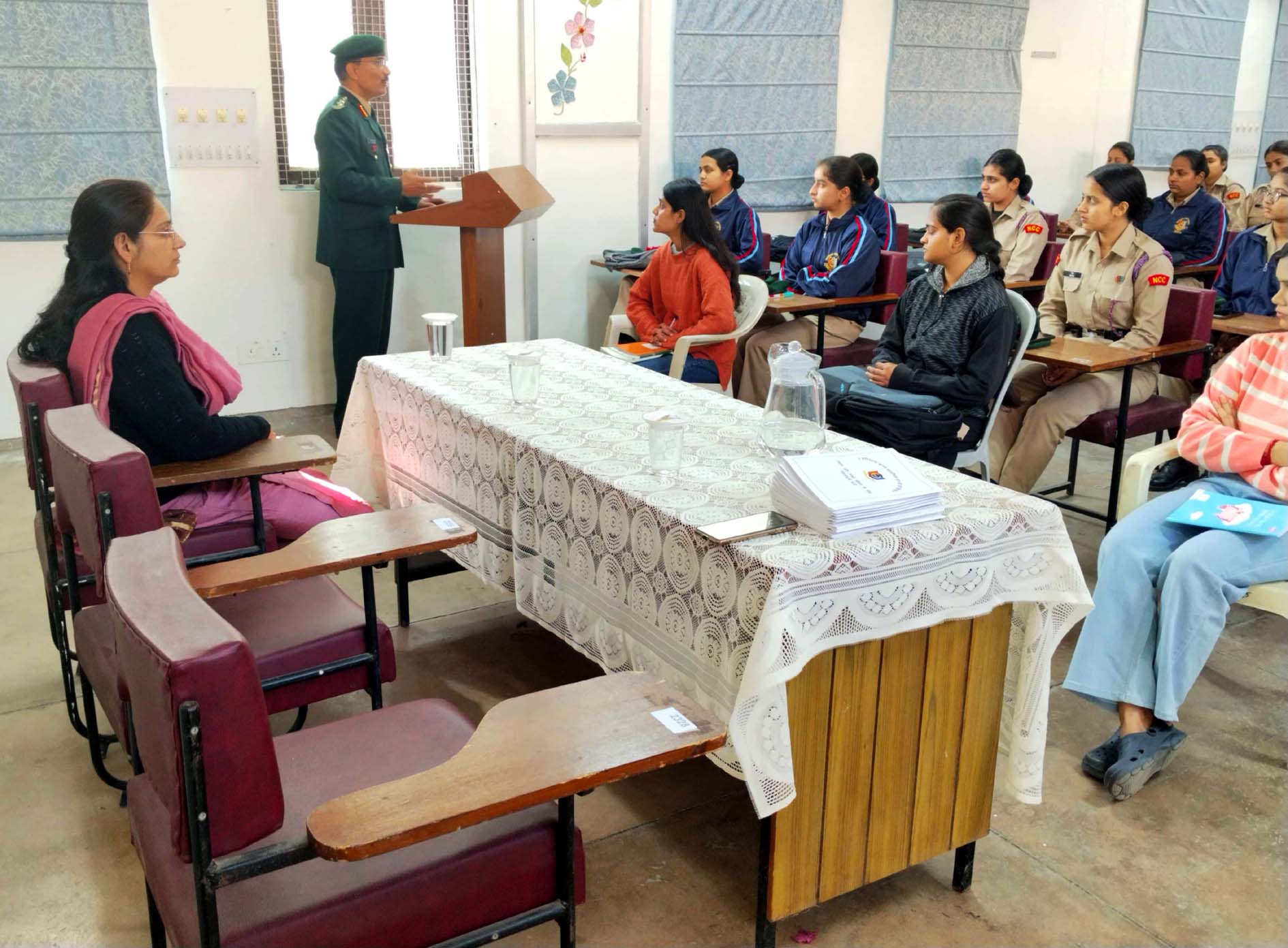 एचएयू में गोष्ठी को संबोधित करते मुख्य वक्ता। एचएयू में गोष्ठी को संबोधित करते मुख्य वक्ता।
