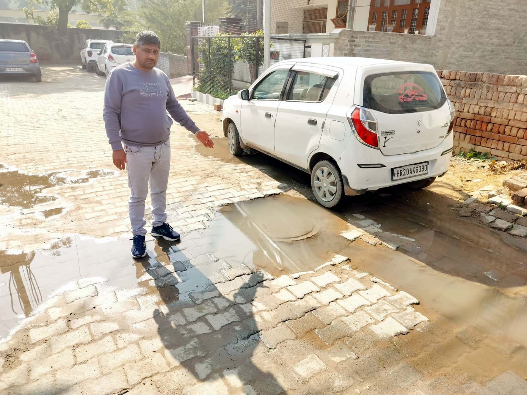 क्षेत्र के विकास की हालत बयां करती गलियां व सीवरेज। क्षेत्र के विकास की हालत बयां करती गलियां व सीवरेज।