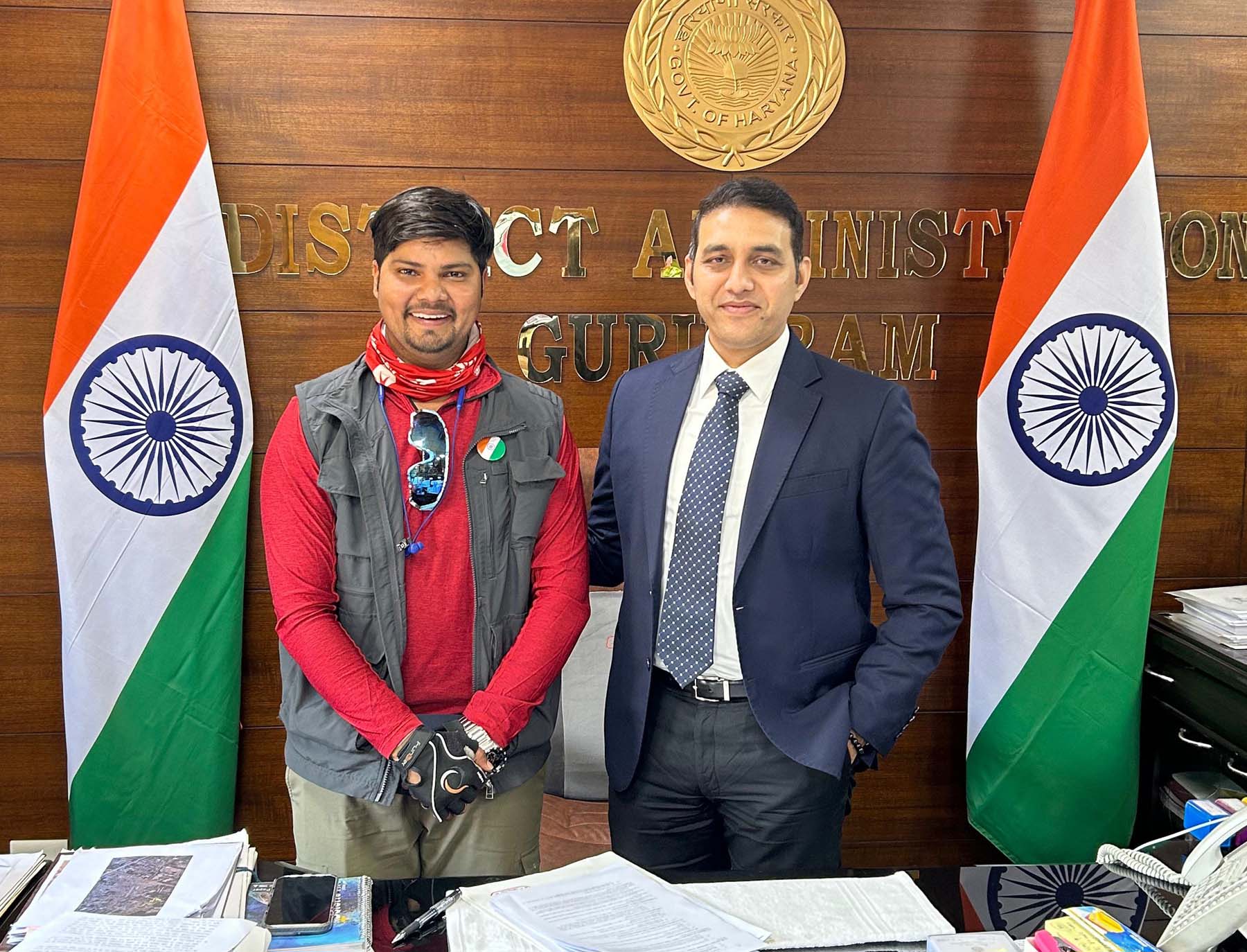फोटो नंबर-10: साइकिलिस्ट महेश कुमार के साथ डीसी अजय कुमार। फोटो नंबर-10: साइकिलिस्ट महेश कुमार के साथ डीसी अजय कुमार।