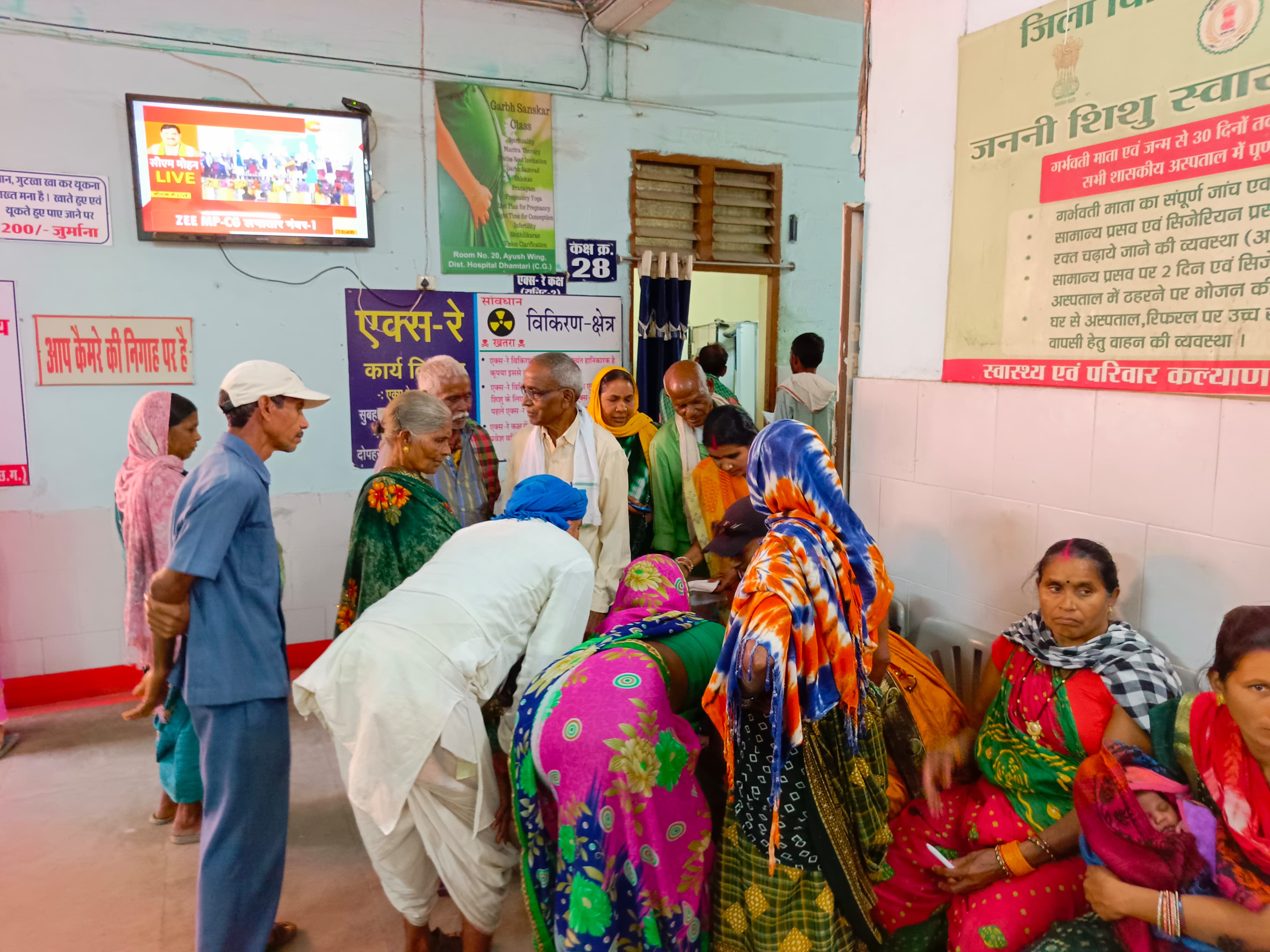 जिला अस्पताल के एक्सरे कक्ष के बाहर इस तरह हर दिन लग रही मरीजों की भीड़।