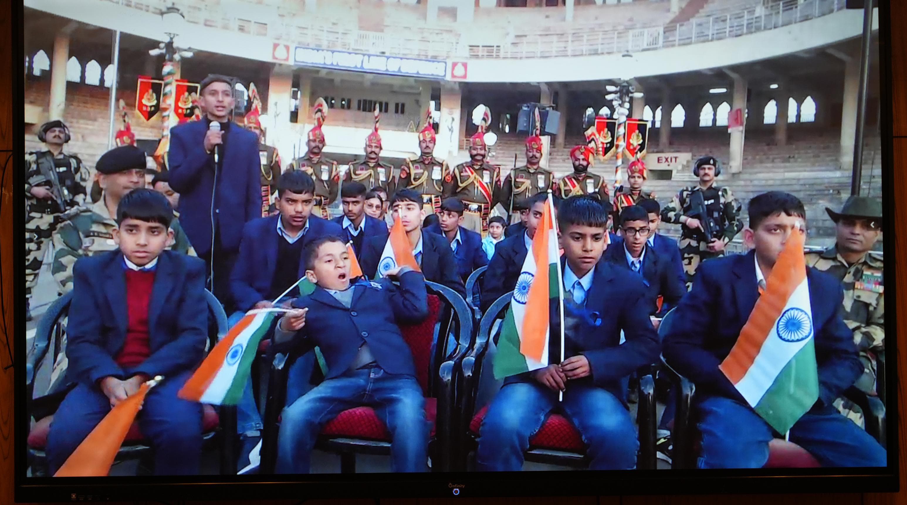 वाघा बॉर्डर पर मौजूद बच्चे। वाघा बॉर्डर पर मौजूद बच्चे।