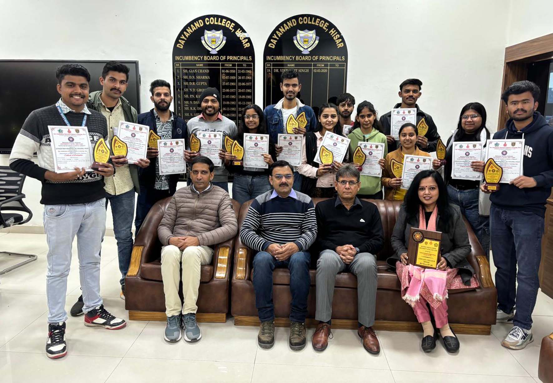 उत्कृष्ट प्रदर्शन करने वाले दयानंद कॉलेज के स्वयंसेवक।