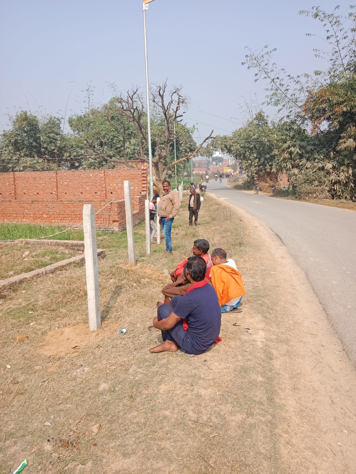 नगर निगम की टीम जमीन की घेराबंदी करती हुई नगर निगम की टीम जमीन की घेराबंदी करती हुई