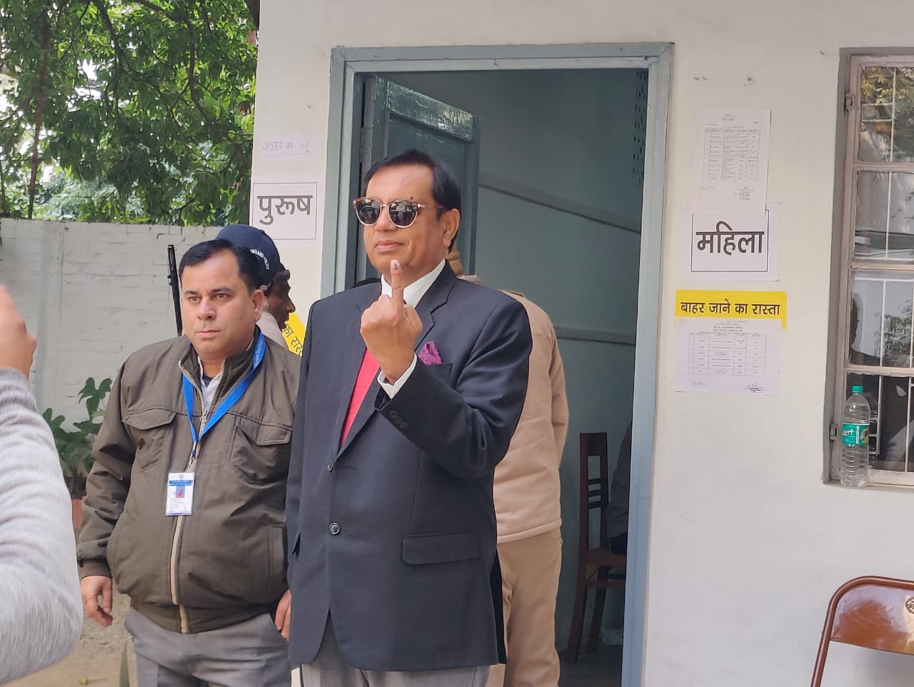 देहरादून में मतदान करने के बाद स्याही का निशान दिखाते राज्य निर्वाचन आयुक्त सुशील कुमार। देहरादून में मतदान करने के बाद स्याही का निशान दिखाते राज्य निर्वाचन आयुक्त सुशील कुमार।