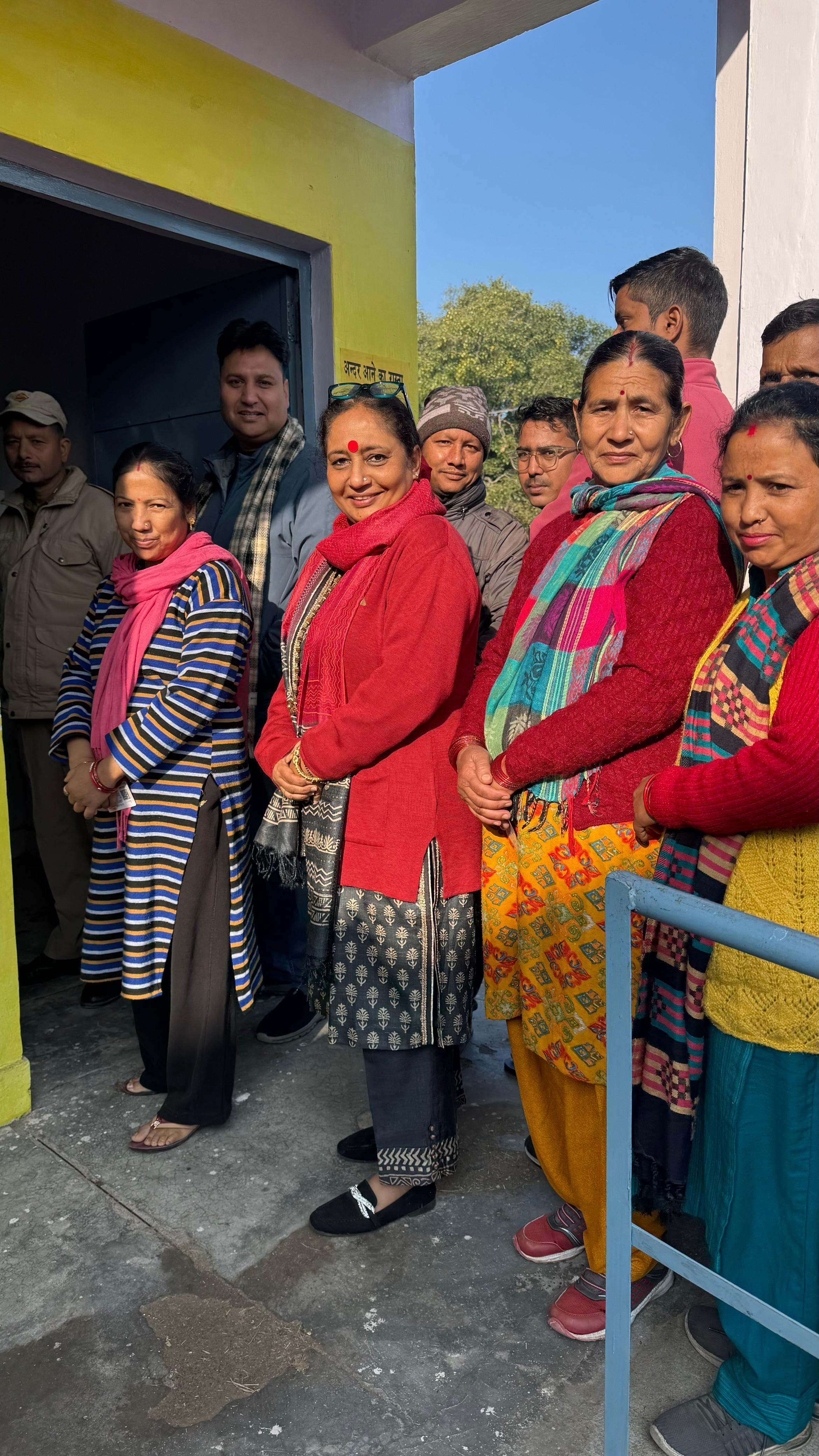 कोटद्वार में मतदान के लिए लाइन में खड़ी विधानसभा अध्यक्ष ऋतु खण्डूडी भूषण। कोटद्वार में मतदान के लिए लाइन में खड़ी विधानसभा अध्यक्ष ऋतु खण्डूडी भूषण।