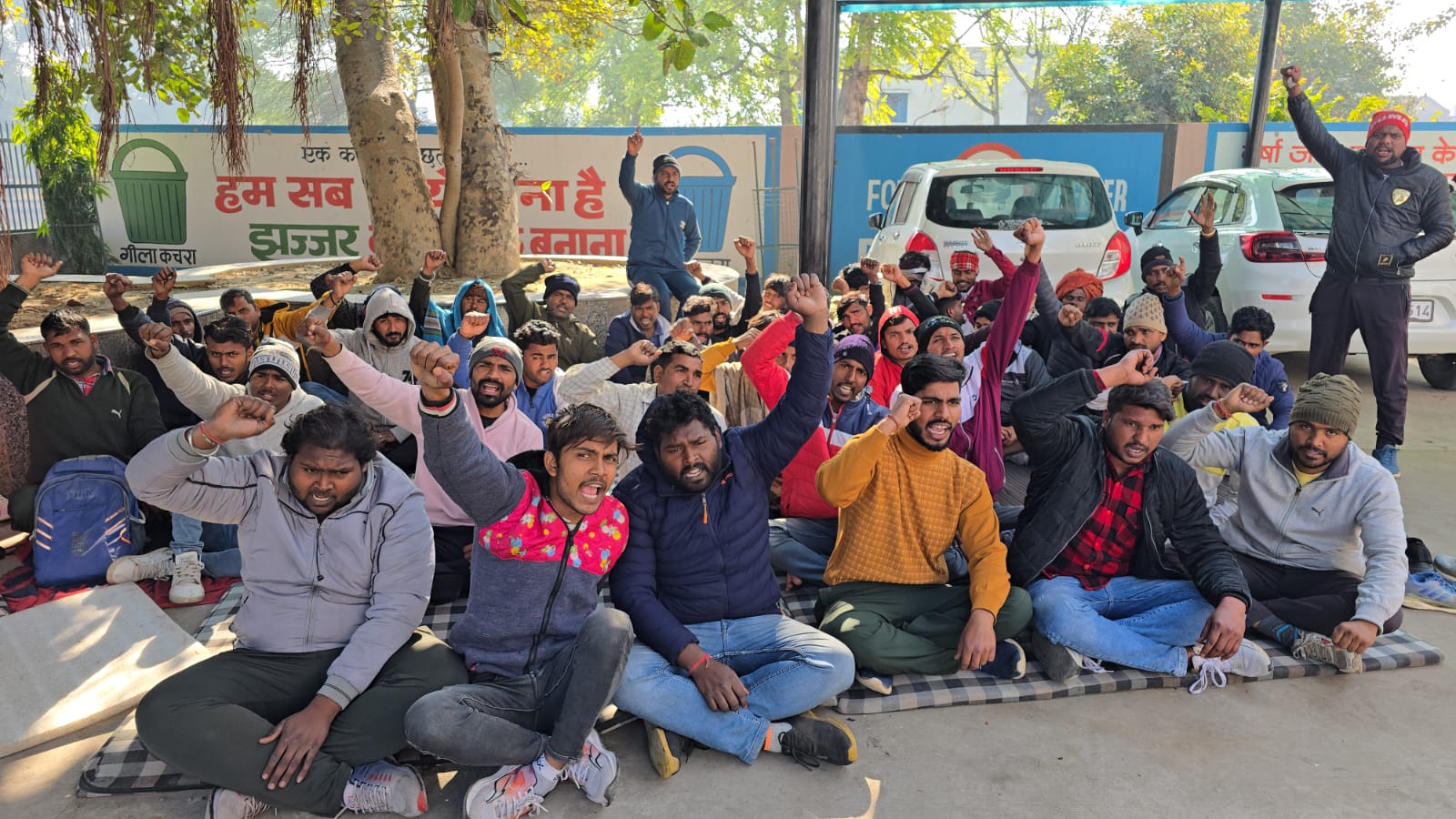 क्या शादी में मांगों को लेकर झज्जर में धरना देते सफाई कर्मचारी क्या शादी में मांगों को लेकर झज्जर में धरना देते सफाई कर्मचारी