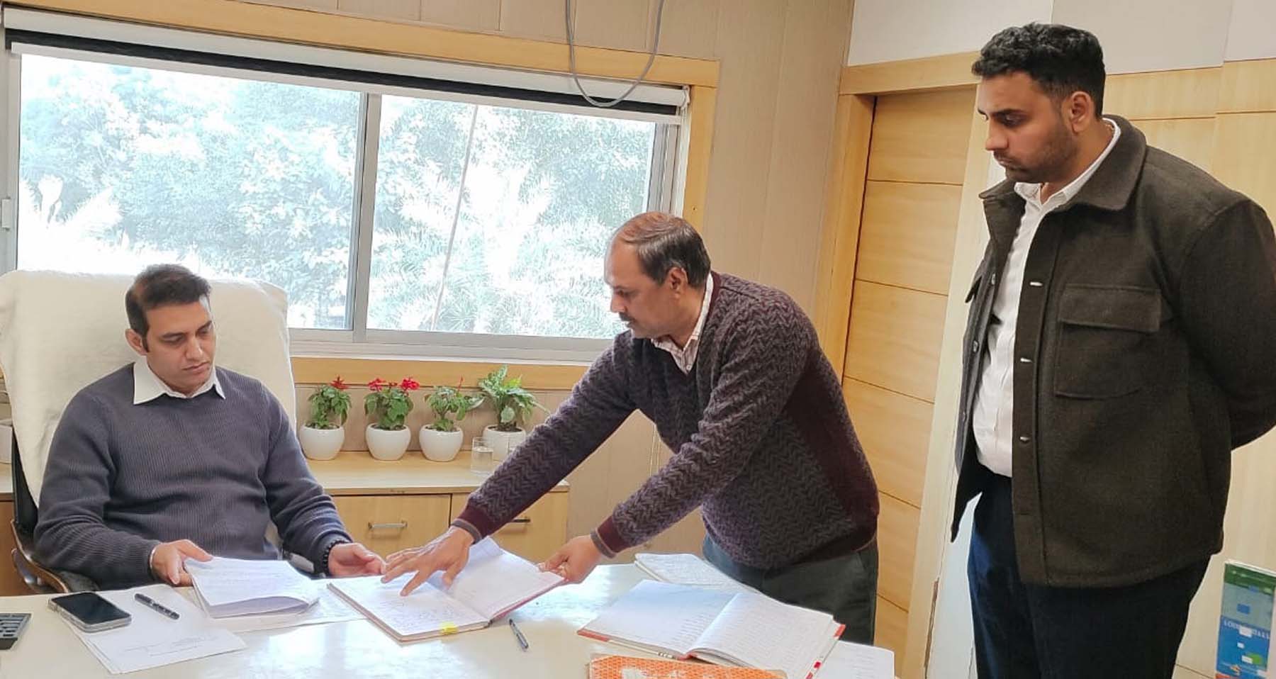 फोटो नंबर-08: कादीपुर उप-तहसील में नायब तहसीलदार से जानकारी लेते डीसी अजय कुमार। फोटो नंबर-08: कादीपुर उप-तहसील में नायब तहसीलदार से जानकारी लेते डीसी अजय कुमार।
