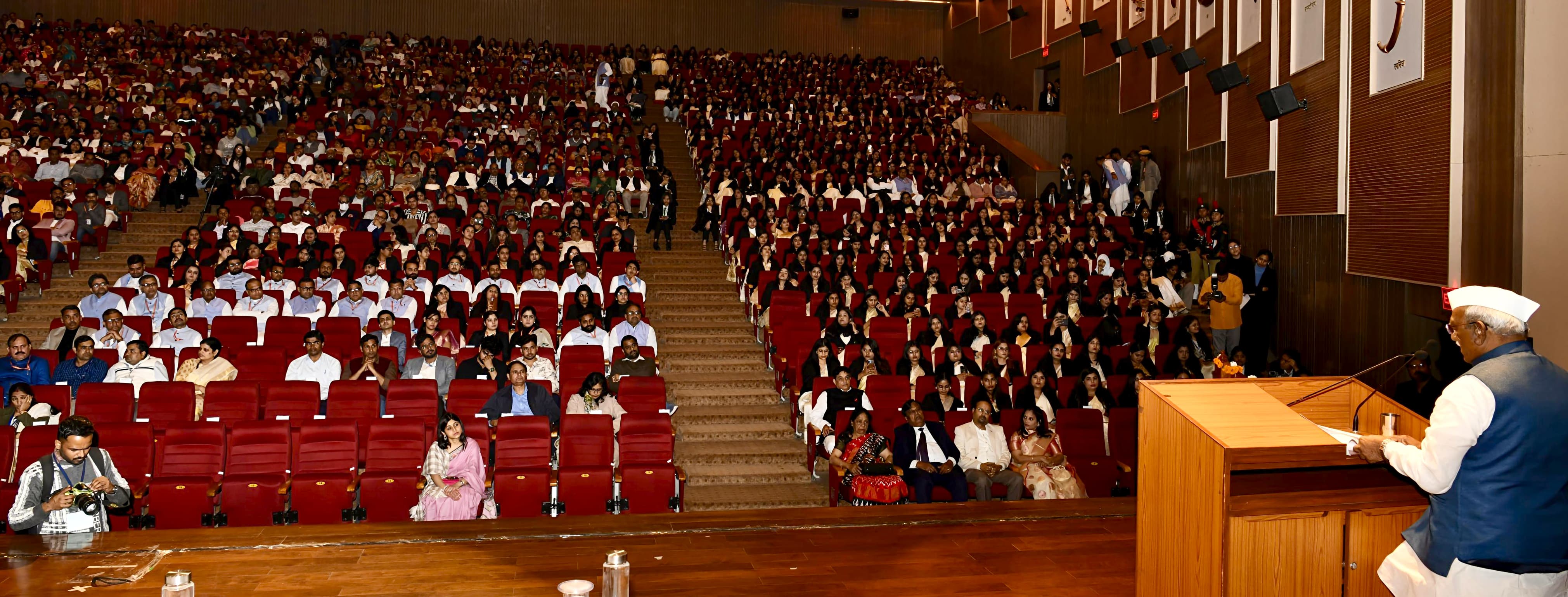 शिक्षित महिलाएं पूरे समाज को गौरवान्वित करती हैं : राज्यपाल शिक्षित महिलाएं पूरे समाज को गौरवान्वित करती हैं : राज्यपाल