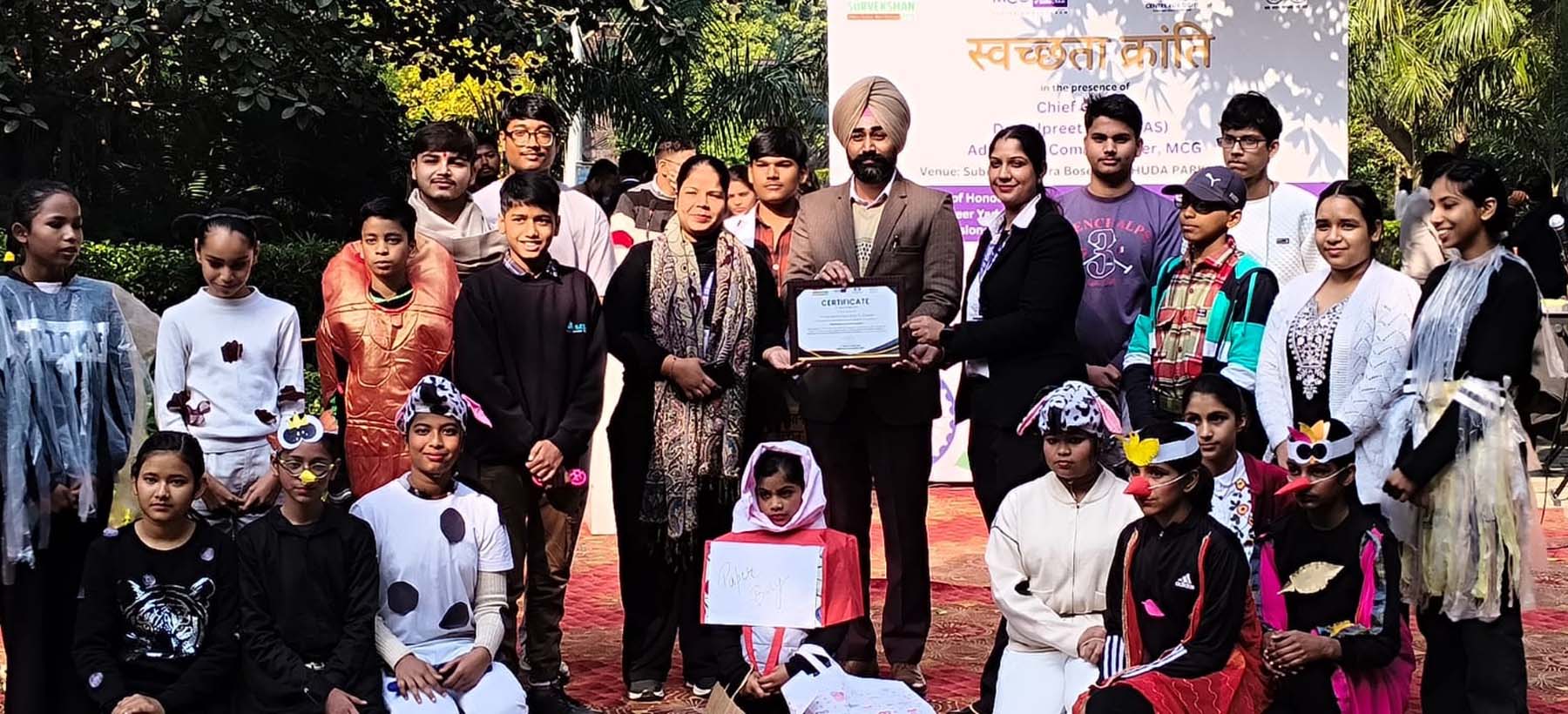 फोटो नंबर-01: गुरुग्राम के सेक्टर-14 स्थित नेताजी पार्क में स्वच्छता क्रांति कार्यक्रम में प्रतियोगिताओं में विजेता बच्चों को सम्मानित करते अतिरिक्त निगमायुक्त डा. बलप्रीत सिंह। फोटो नंबर-01: गुरुग्राम के सेक्टर-14 स्थित नेताजी पार्क में स्वच्छता क्रांति कार्यक्रम में प्रतियोगिताओं में विजेता बच्चों को सम्मानित करते अतिरिक्त निगमायुक्त डा. बलप्रीत सिंह।