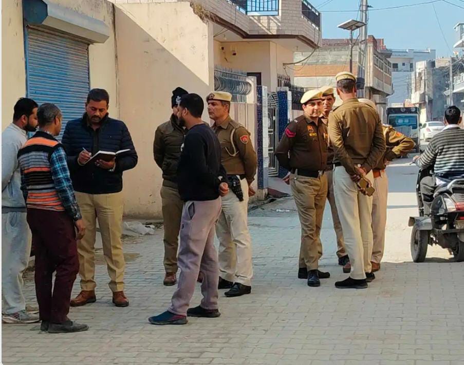 जांच करती हुई पुलिस जांच करती हुई पुलिस