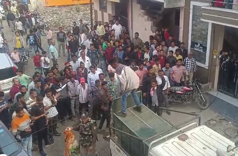तेंदुए को रेस्क्यू करती हुई वन विभाग की टीम तेंदुए को रेस्क्यू करती हुई वन विभाग की टीम