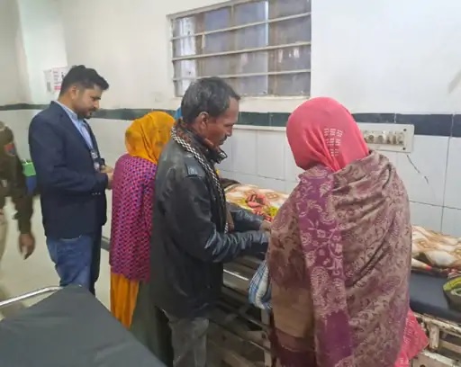 पाली के बांगड़ हॉस्पिटल में महिला के शव के पास परिजन।