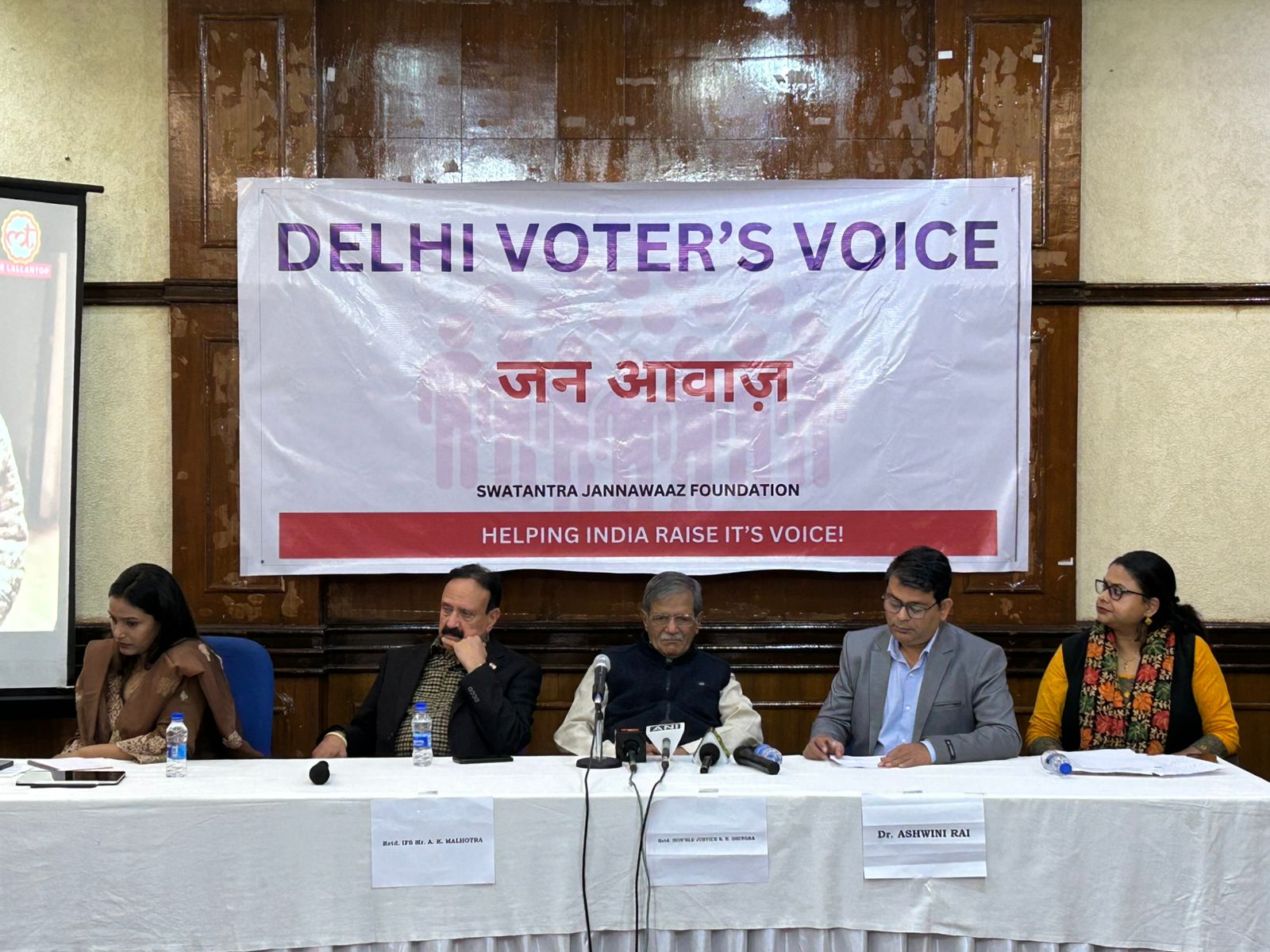 नागरिक समाज के लोग पत्रकार वार्ता को संबोधित करते हुए नागरिक समाज के लोग पत्रकार वार्ता को संबोधित करते हुए