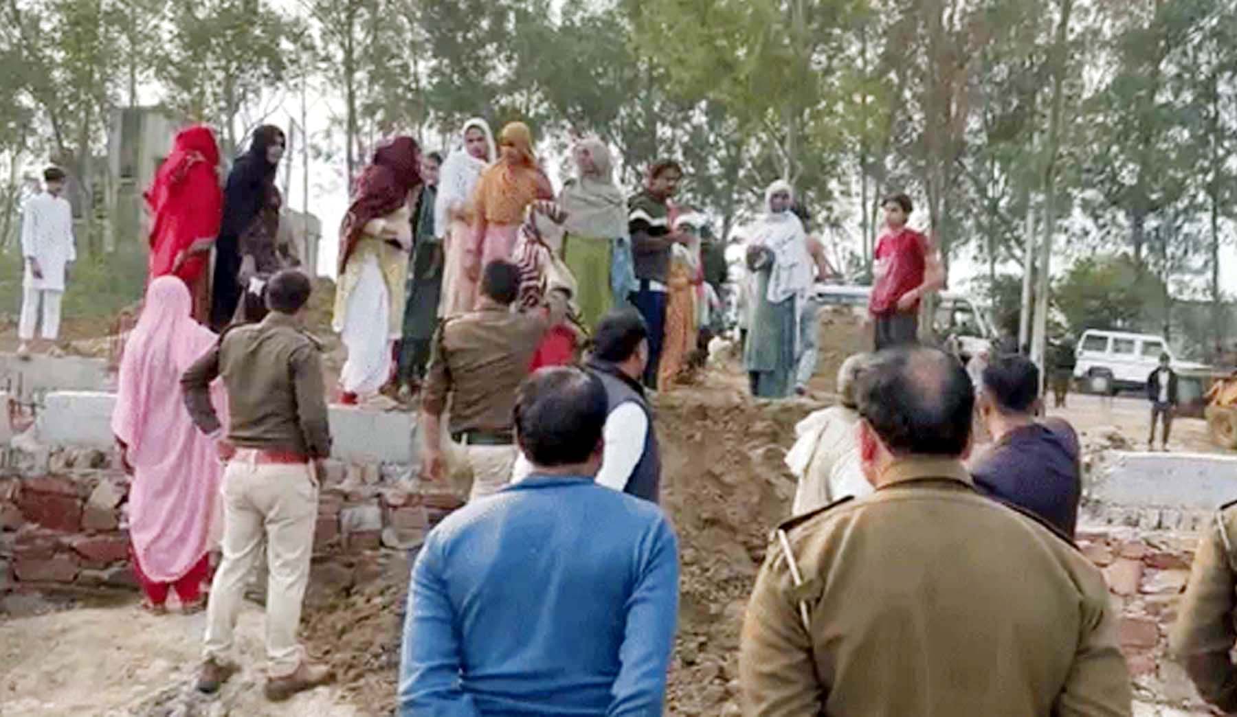 फोटो नंबर-06: नूंह जिला के खंड पुन्हाना में अवैध निर्माण गिराने गई टीम के साथ हाथापाई करती महिलाएं। फोटो नंबर-06: नूंह जिला के खंड पुन्हाना में अवैध निर्माण गिराने गई टीम के साथ हाथापाई करती महिलाएं।
