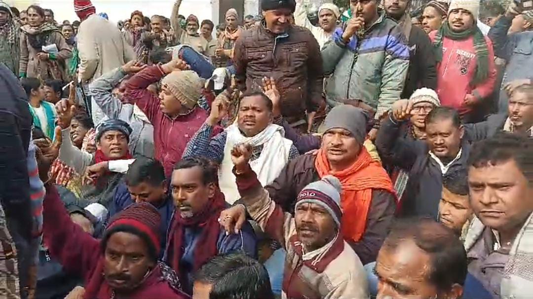 धरना देते लोग धरना देते लोग