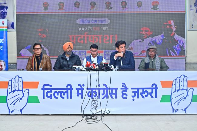 नई दिल्लीः आआपा के राज में हुए शराब घोटाले के बारे में प्रेस वार्ता करते एआईसीसी के कम्युनिकेशन मीडिया और पब्लिसटी विभाग के चेयरमैन पवन खेड़ा नई दिल्लीः आआपा के राज में हुए शराब घोटाले के बारे में प्रेस वार्ता करते एआईसीसी के कम्युनिकेशन मीडिया और पब्लिसटी विभाग के चेयरमैन पवन खेड़ा