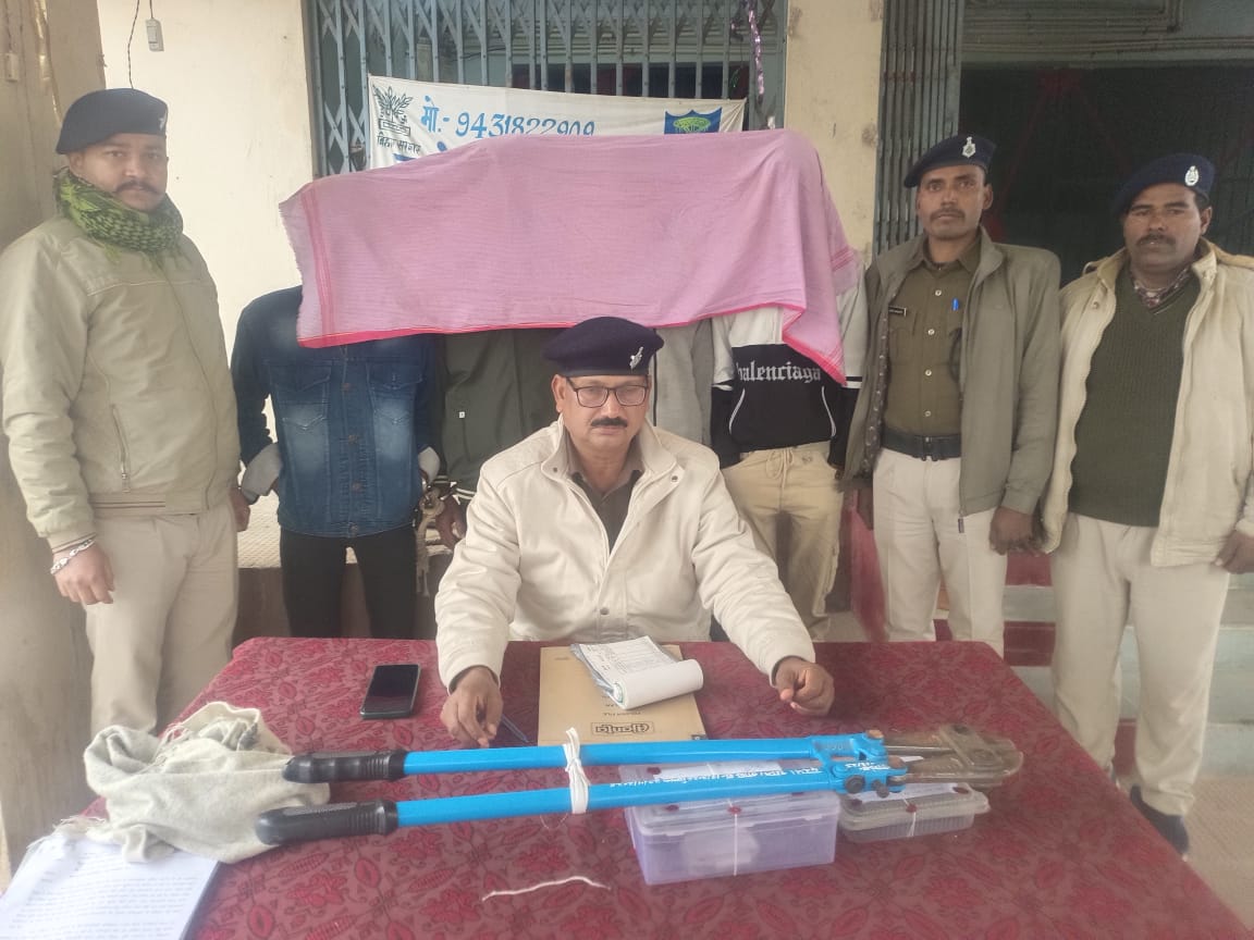 पुलिस गिरफ्त में गिरफ्तार अपराधी पुलिस गिरफ्त में गिरफ्तार अपराधी