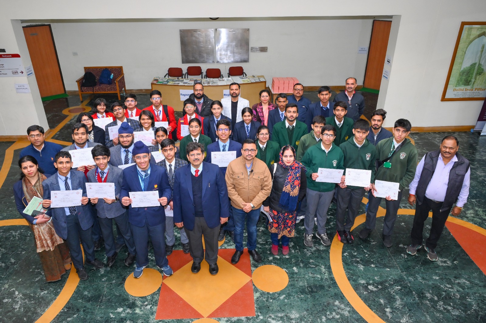 छात्रों के साथ लिया गया ग्रुप फोटो छात्रों के साथ लिया गया ग्रुप फोटो