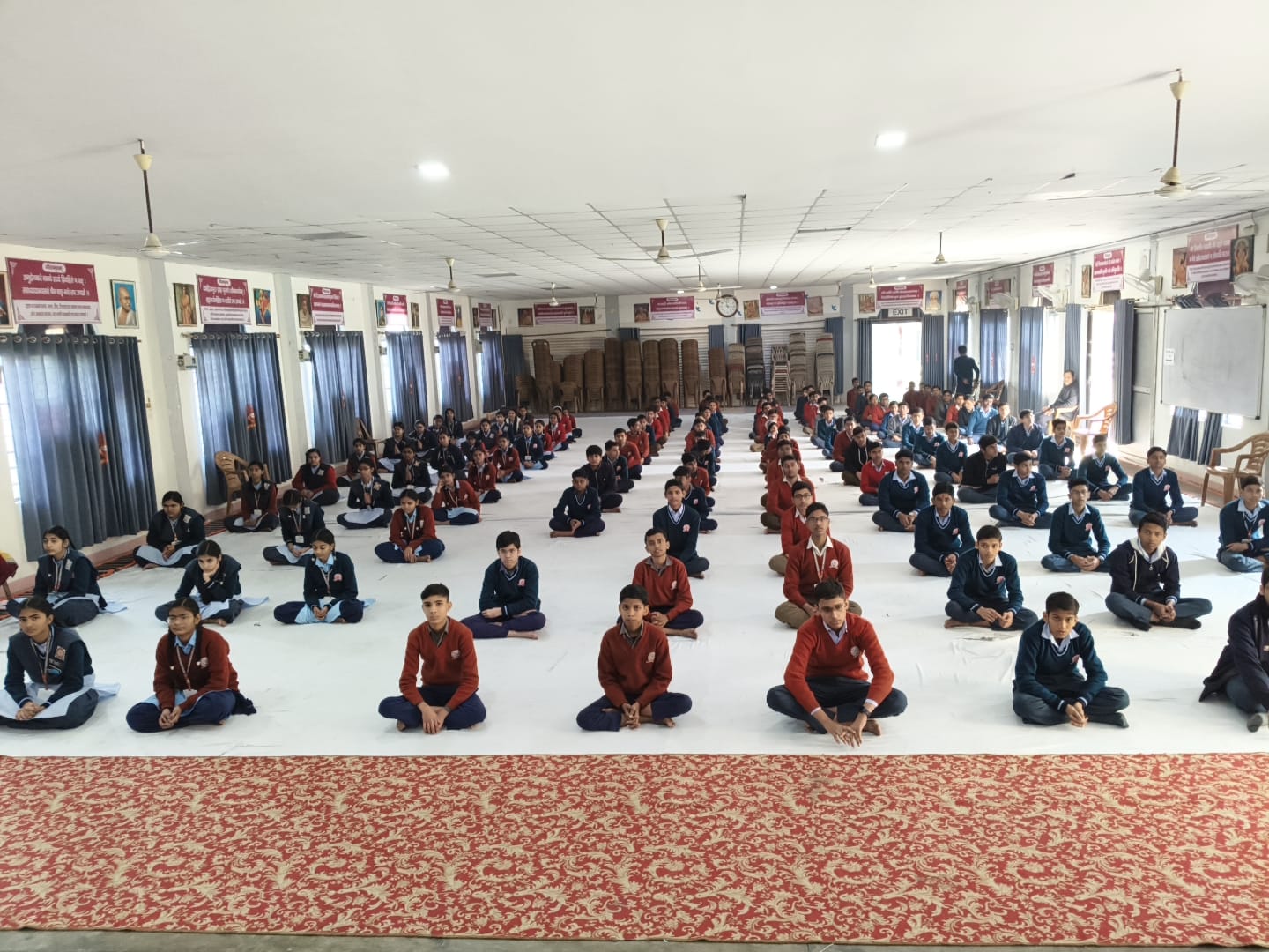 कार्यक्रम के दौरान मुख्य अतिथि को सुनते बच्चे कार्यक्रम के दौरान मुख्य अतिथि को सुनते बच्चे