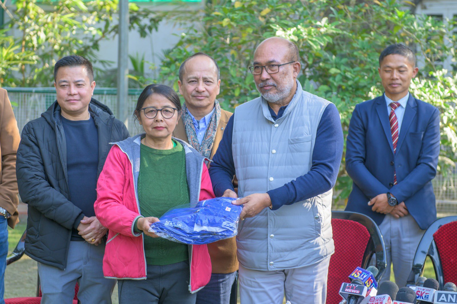 मणिपुर के मुख्यमंत्री द्वारा मीडिया कर्मियों को ट्रैक सूट वितरित किए जाने की तस्वीर। मणिपुर के मुख्यमंत्री द्वारा मीडिया कर्मियों को ट्रैक सूट वितरित किए जाने की तस्वीर।