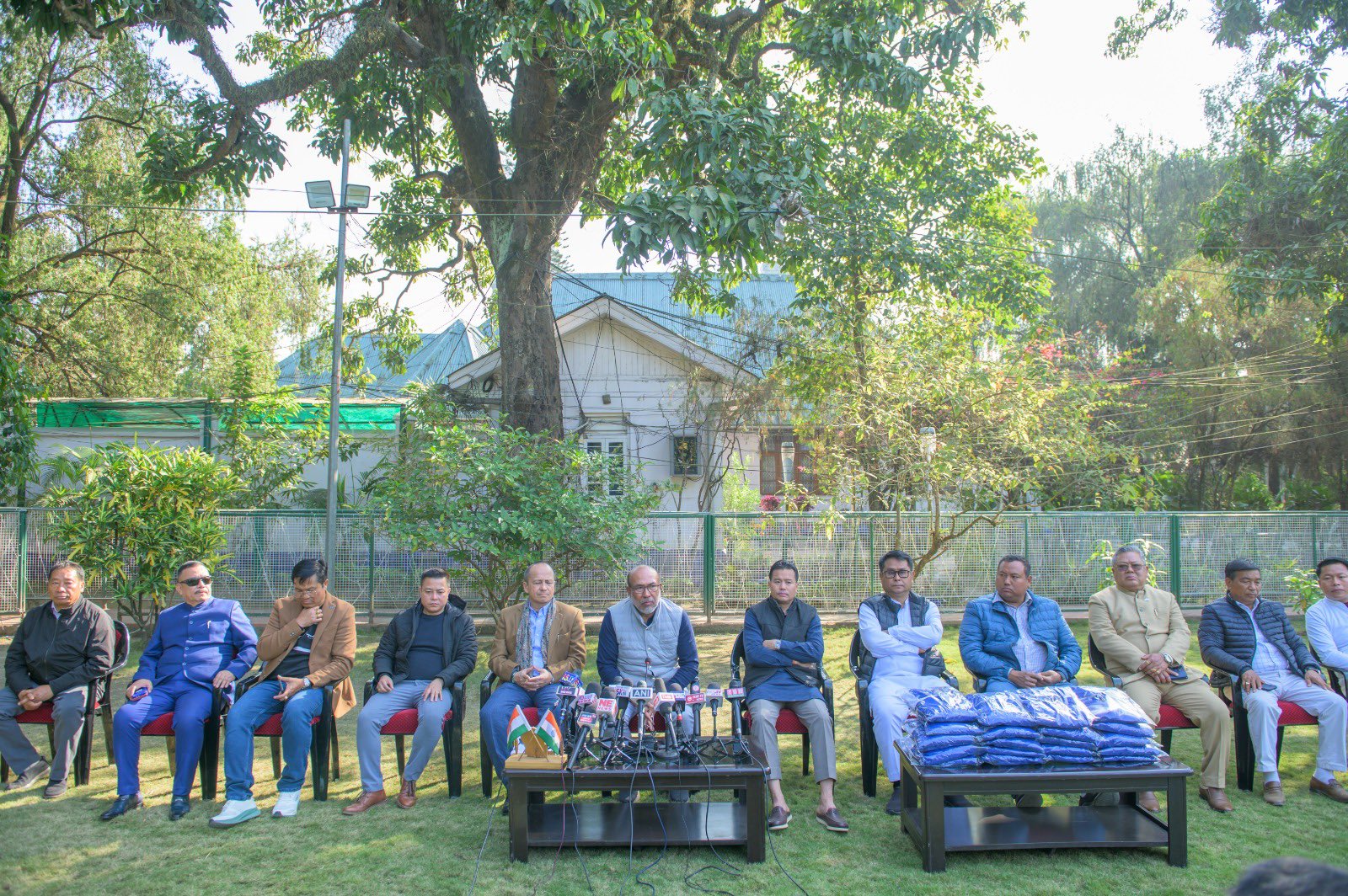 मणिपुर के मुख्यमंत्री द्वारा मीडिया कर्मियों को ट्रैक सूट वितरित किए जाने की तस्वीर। मणिपुर के मुख्यमंत्री द्वारा मीडिया कर्मियों को ट्रैक सूट वितरित किए जाने की तस्वीर।