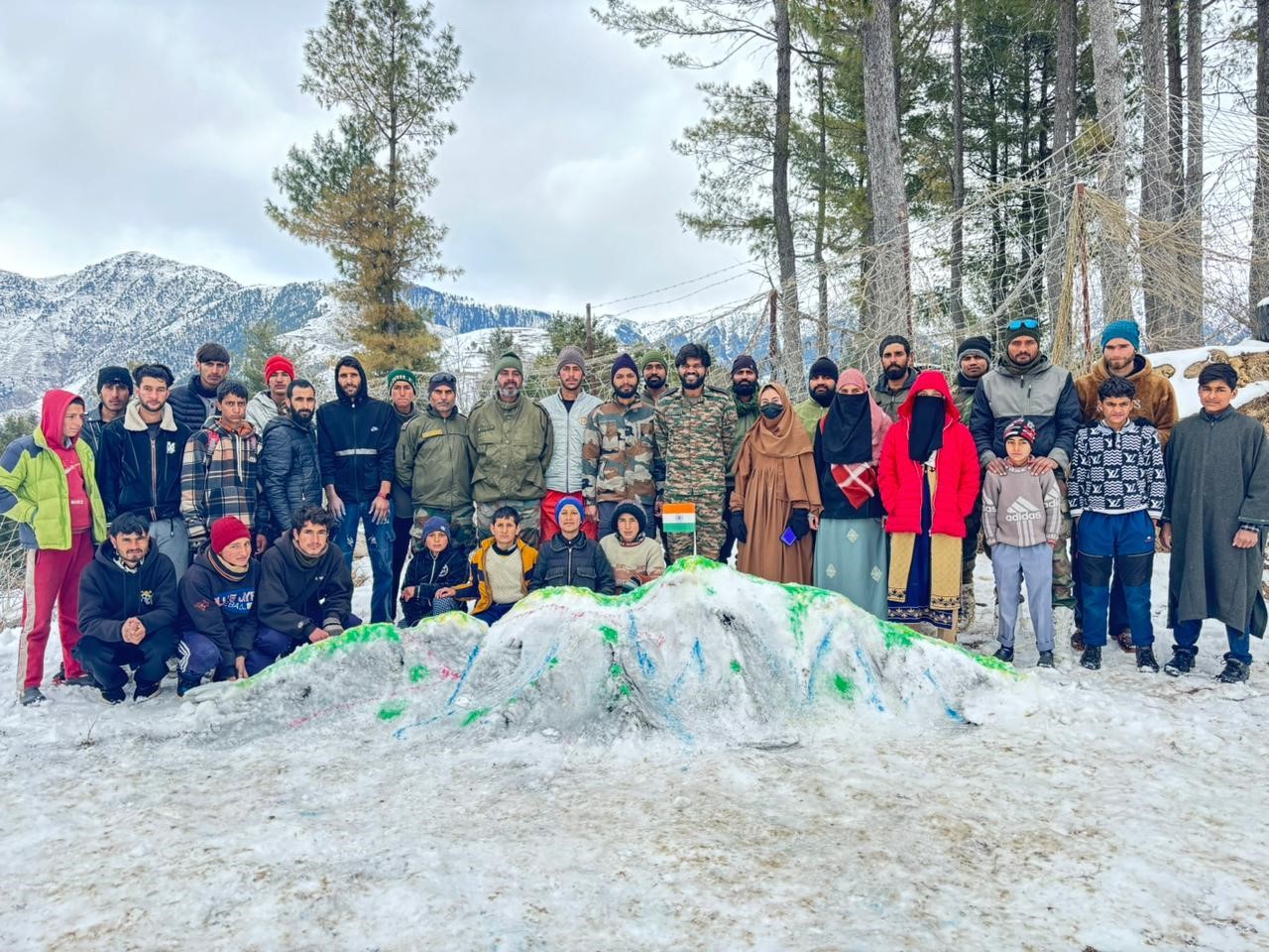 नील टॉप पर बर्फ कला प्रतियोगिता आयोजित की नील टॉप पर बर्फ कला प्रतियोगिता आयोजित की