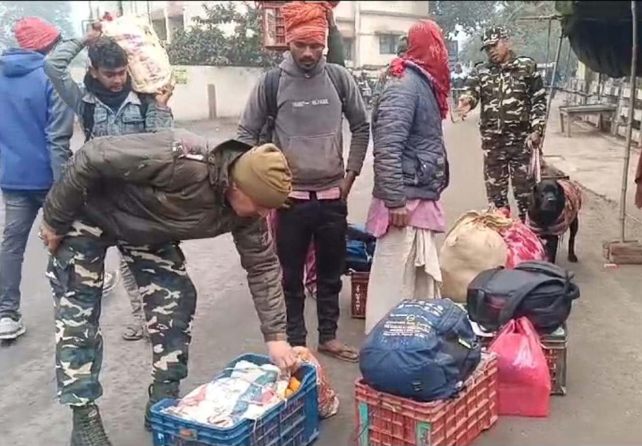 इंडो-नेपाल सीमा पर जांच करते जवान इंडो-नेपाल सीमा पर जांच करते जवान