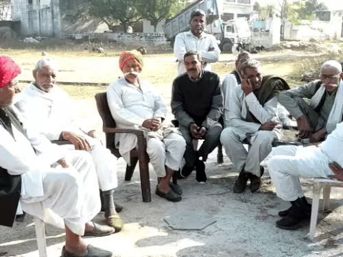 गांव कोट में बैठे ग्रामीण। गांव कोट में बैठे ग्रामीण।
