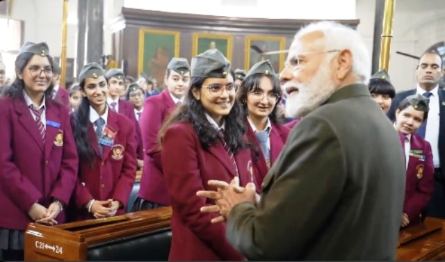 प्रधानमंत्री नरेन्द्र मोदी गुरुवार को संविधान सदन के सेंट्रल हॉल में विद्यार्थियों से बातचीत करते हुए प्रधानमंत्री नरेन्द्र मोदी गुरुवार को संविधान सदन के सेंट्रल हॉल में विद्यार्थियों से बातचीत करते हुए