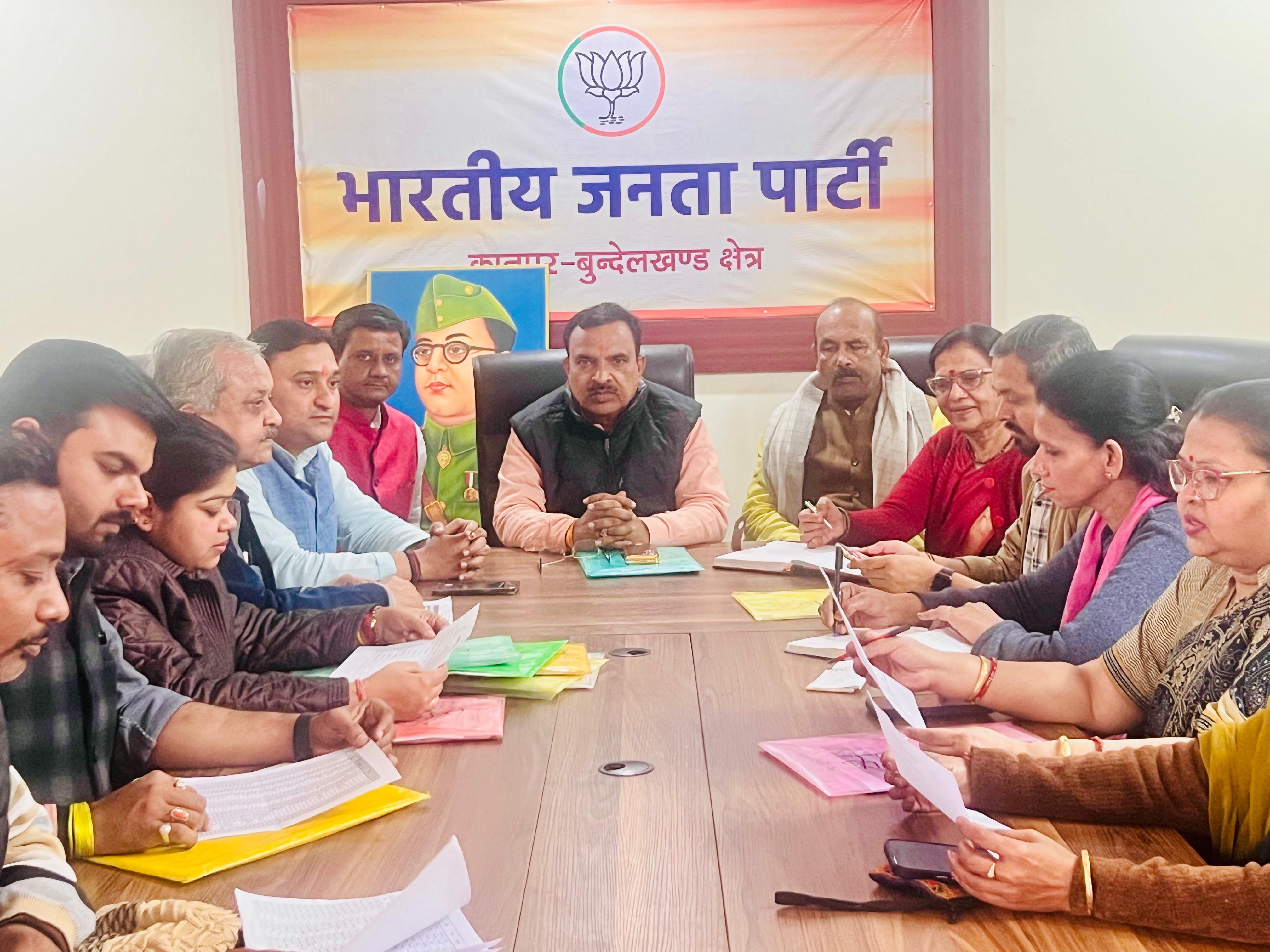 कार्यकर्ताओं के साथ बैठक करते प्रकाश पाल कार्यकर्ताओं के साथ बैठक करते प्रकाश पाल