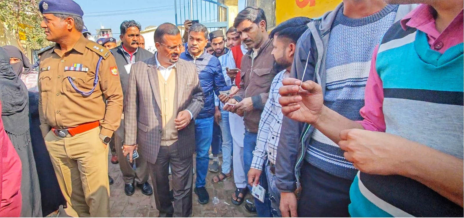 डीएम से मतदाता सूची में नाम न होने की शिकायत करते लोग डीएम से मतदाता सूची में नाम न होने की शिकायत करते लोग