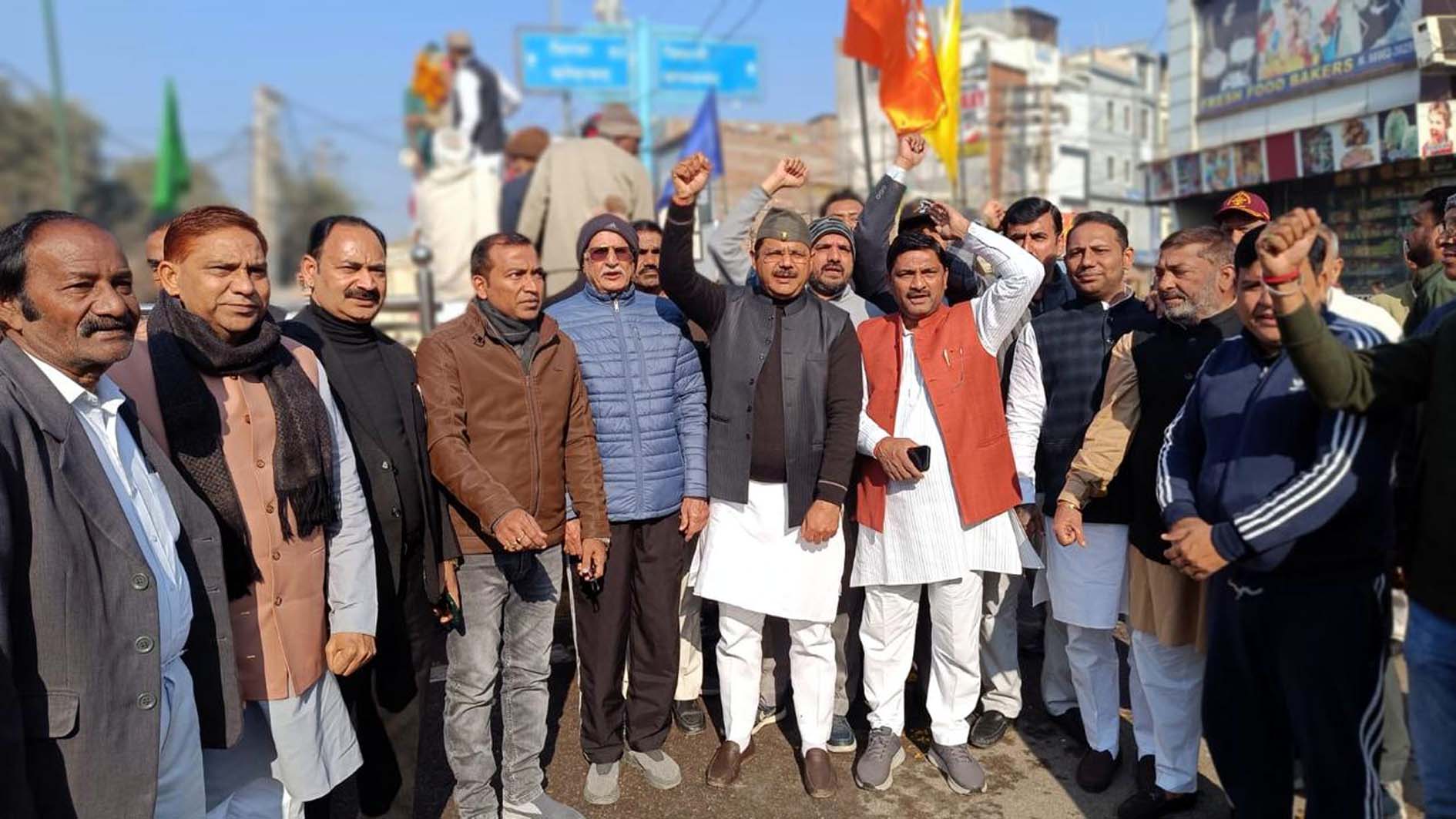 नेताजी सुभाष चन्द्र बोस की प्रतिमा पर माल्यार्पण करके जिला अध्यक्ष अशोक सैनी व अन्य। नेताजी सुभाष चन्द्र बोस की प्रतिमा पर माल्यार्पण करके जिला अध्यक्ष अशोक सैनी व अन्य।
