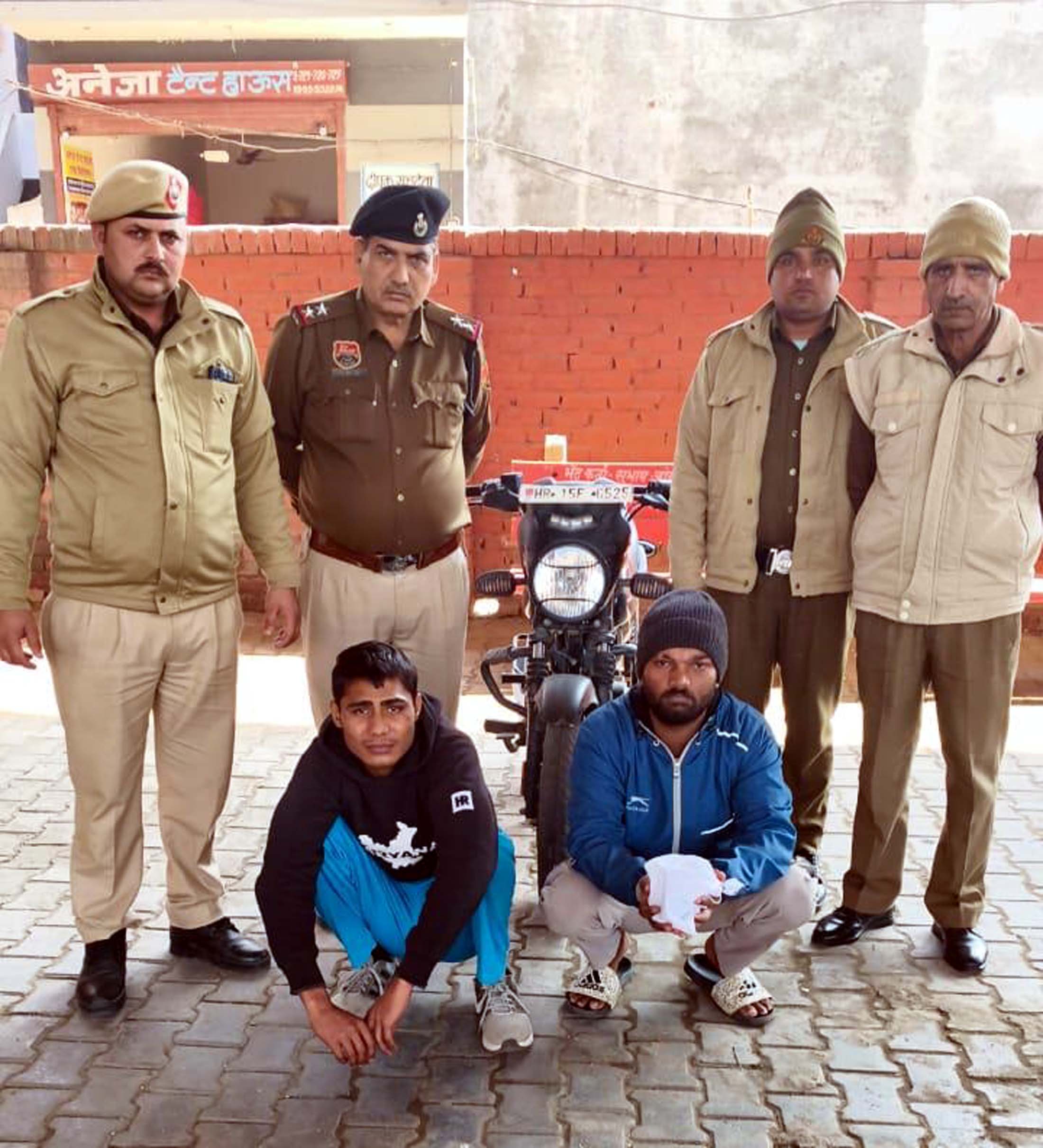 पुलिस गिरफ्त में आरोपित। पुलिस गिरफ्त में आरोपित।