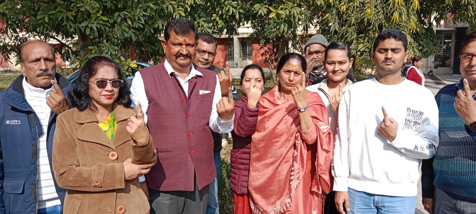 मतदान करने के बाद लोग मतदान करने के बाद लोग