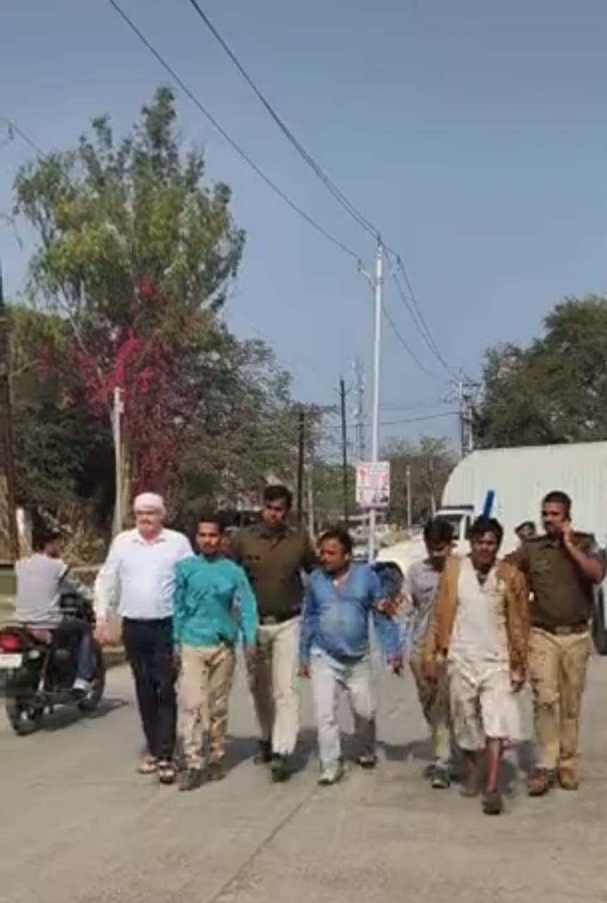 चार पकड़ाए, निकाला जुलूस चार पकड़ाए, निकाला जुलूस